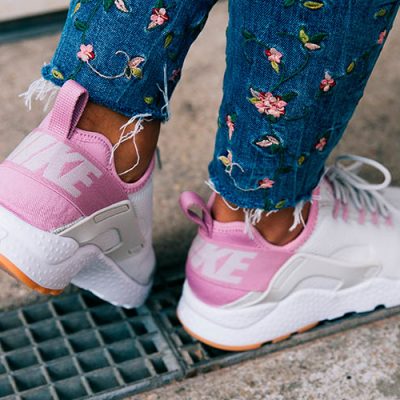 Nike Huarache Run Ultra in rosa-beige_ferse