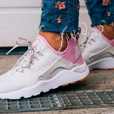 Nike Huarache Run Ultra in rosa-beige_seitenansicht