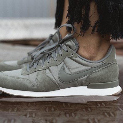 Nike WMS Internationalist in Olive und weiße Sohle