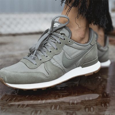 Nike WMS Internationalist in Olive_seitlich