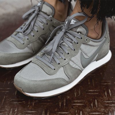 Nike WMS Internationalist in Olive_upper