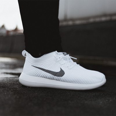Roshe Two Flyknit V2 in weiß_seitlich