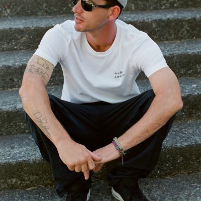 Globe weißes Shirt und schwarze Hose