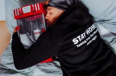 Mit Stay Home Hoodies Geld spenden